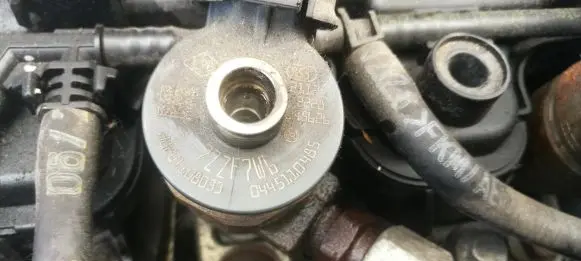 Dacia Sandero Fuel injector 8201108033 0445110485