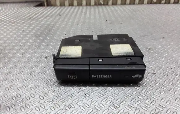 Toyota Avensis T250 Windscreen/window heater switch 8479005130C