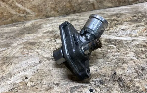 Nissan 350Z Thermostat/thermostat housing 