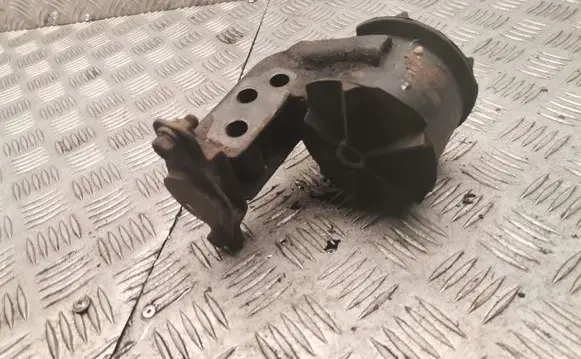 Hyundai Accent Engine mount bracket