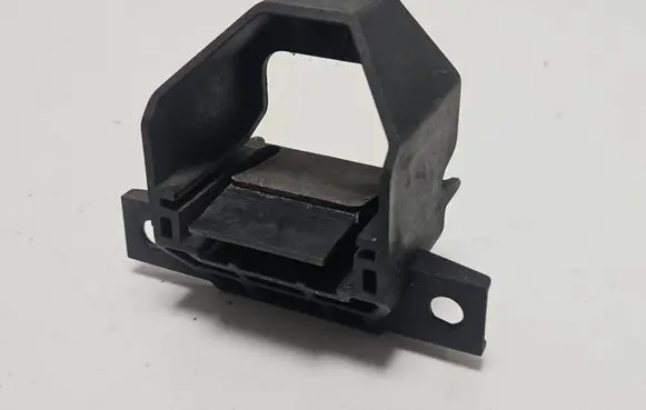 BMW 1 E82 E88 Radiator mount bracket 7591647