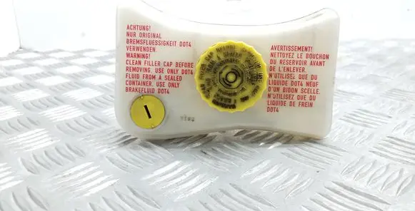 Audi A6 S6 C6 4F Brake fluid reservoir 8E611301G