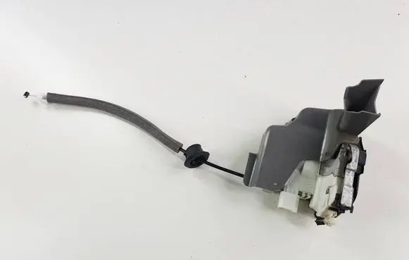 Audi Q2 - Front door lock