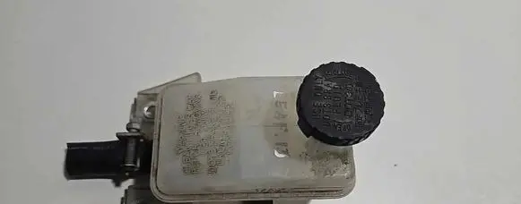 Brake fluid reservoir