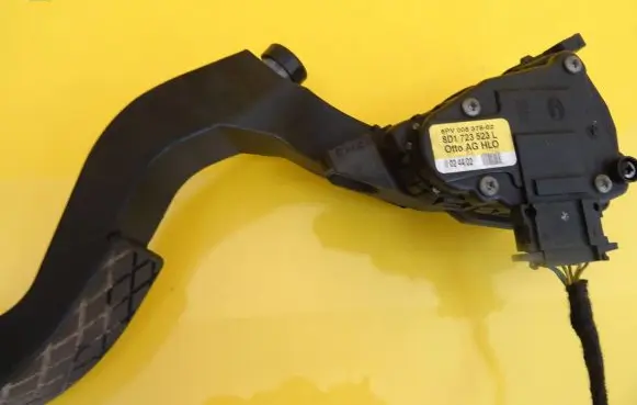 Audi A6 S6 C5 4B Accelerator throttle pedal 8D1723523L