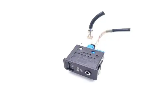 BMW X3 F25 USB socket connector 9138402 6131913840202