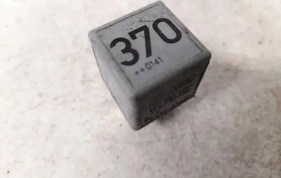 Volkswagen PASSAT B5 Other relay 8d0951253