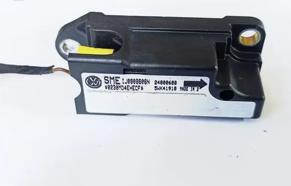Volkswagen PASSAT B5 Airbag deployment crash/impact sensor 1J0909606N