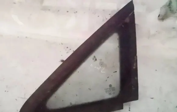 Volkswagen Touran II Front triangle window/glass 