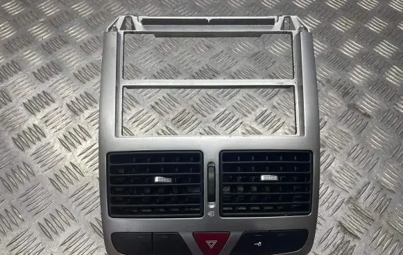 Radio/GPS head unit trim