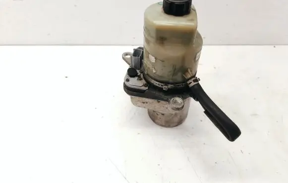 Ford Kuga I Power steering pump 4M513K514DB