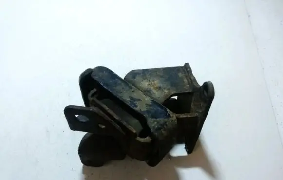 KIA Sorento Engine mount bracket dk25