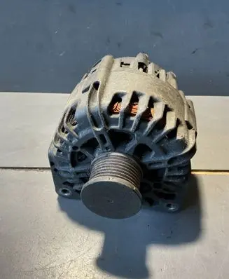 Opel Vivaro Generator/alternator 8200404459 208063781