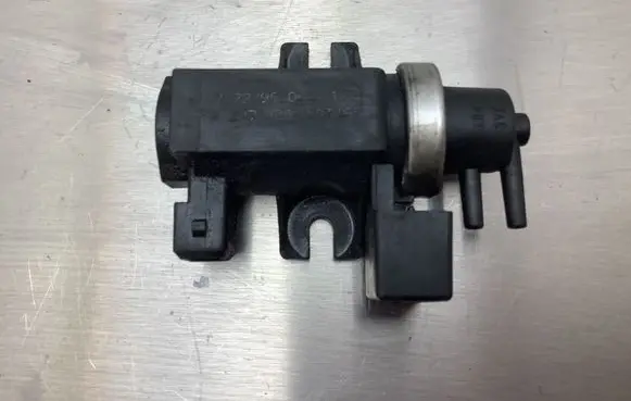 BMW 7 E38 Turbo solenoid valve 72279600 99T195 2247906
