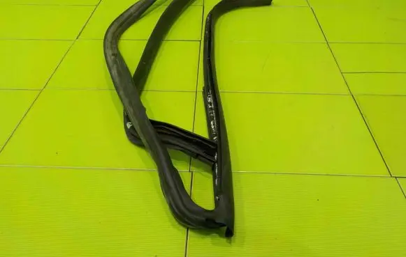 Peugeot 308 Rubber seal front door window/glass GORNA 12AB7