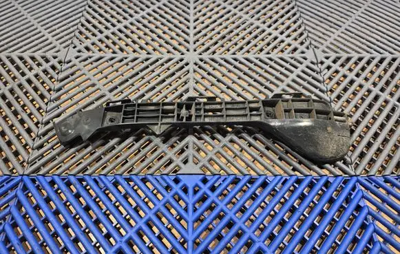 Rear bumper mounting bracket
