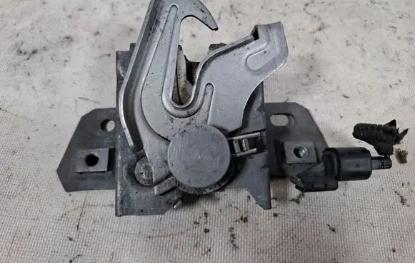 Volvo S40 Engine bonnet/hood lock/catch 30716442 30716441
