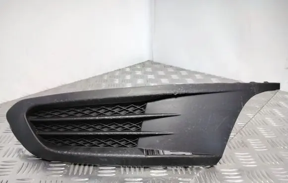 Volkswagen Jetta VI Front bumper lower grill 5C6853665