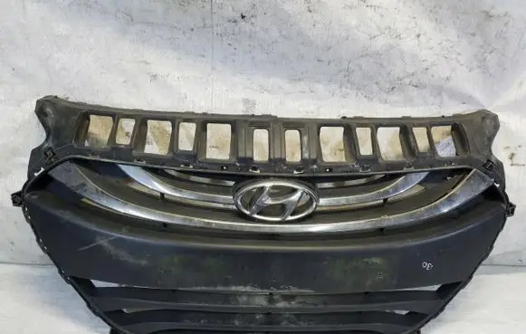 Hyundai i30 Front bumper upper radiator grill