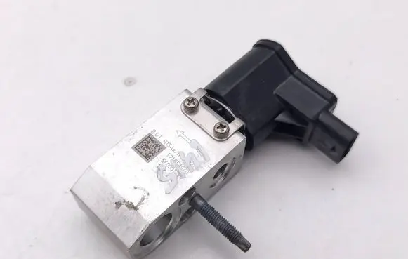 Mercedes-Benz EQE v295 Air conditioning (A/C) expansion valve T70584C 07011222Z