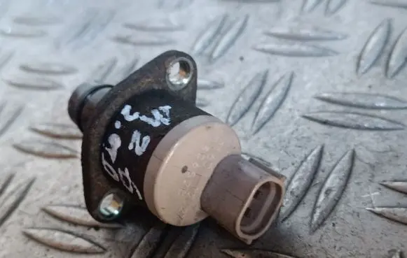 Mazda 6 Fuel pressure regulator 016012J27