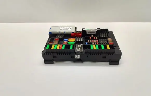 BMW 5 G30 G31 G38 Fuse module 6837091 683709101 6114683709101