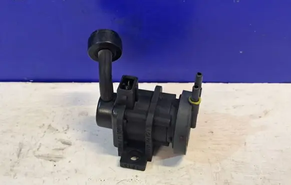 Saab 95 - 96 Engine mount vacuum valve 4715396