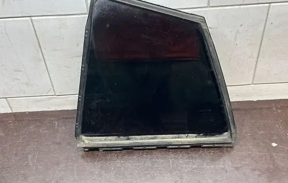 Toyota Prius (XW50) Rear vent window glass 