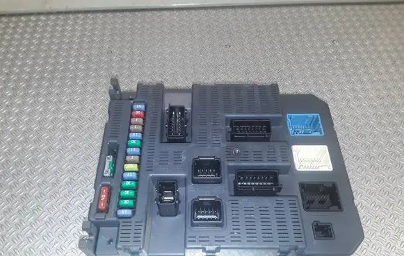 Peugeot 308 Fuse module 9663798180