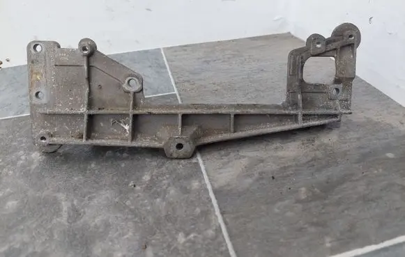 Volkswagen Golf V Engine mounting bracket 03G131159