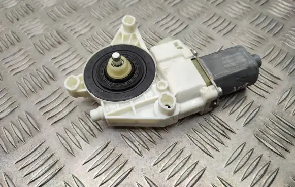 Mercedes-Benz Vito Viano W447 Front door window regulator motor 0130822558 A4479063500