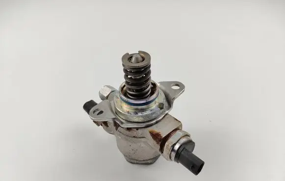 Volkswagen Scirocco Fuel injection high pressure pump 03C127026P