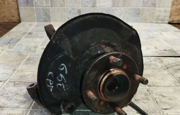 Suzuki Liana Front wheel hub