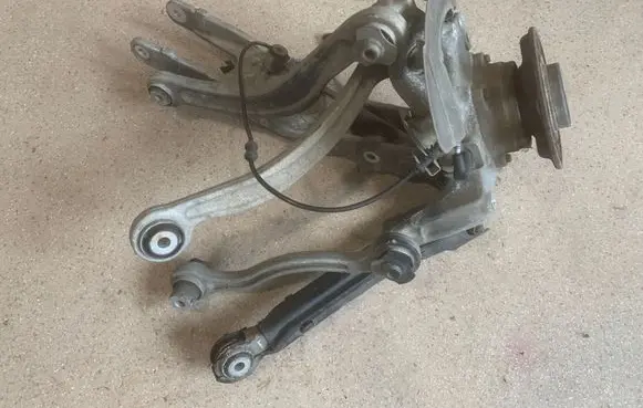 Rear wheel hub spindle/knuckle