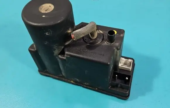 Audi A4 S4 B5 8D Central locking vacuum pump 4A0862257A IMPRK1592976