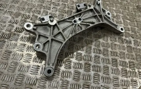 Maserati Ghibli Gearbox mounting bracket 670003953