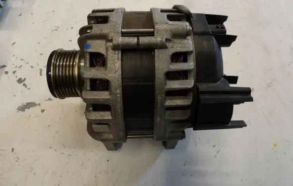 Renault Clio V Generator/alternator 231004402R