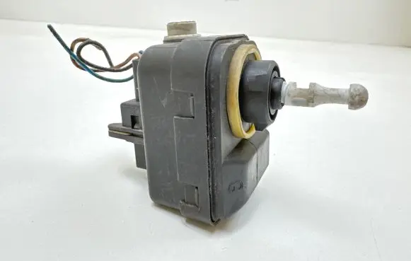 Nissan Note (E11) Headlight level adjustment motor 89028944