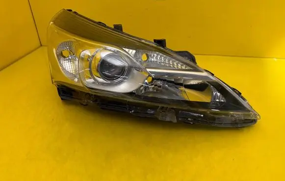 Toyota Verso Headlight/headlamp 811100F16100