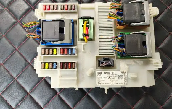 Ford Mondeo MK IV Fuse module BG9T14A073BH LLQF01125TP