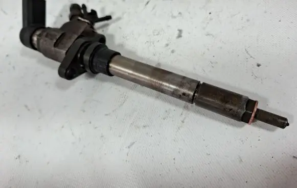 Volvo S40 Fuel injector 