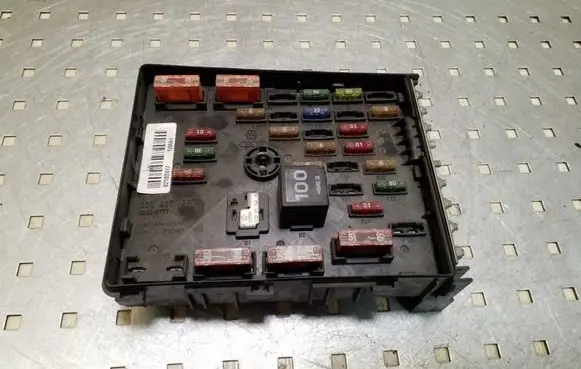 Volkswagen PASSAT B6 Fuse box set 3C0937125