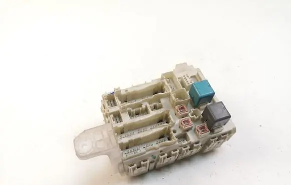 Toyota Auris 150 Fuse module 8273002120A 74700208