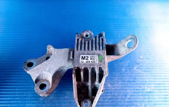 Chevrolet Cruze Engine mount bracket 13284425 2108621