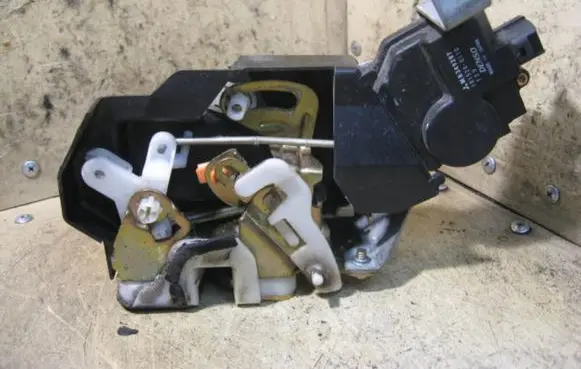 Mitsubishi Pajero Sport I Rear door lock