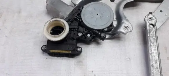 Toyota Auris 150 Front door window regulator motor 8570133010 85701-33010