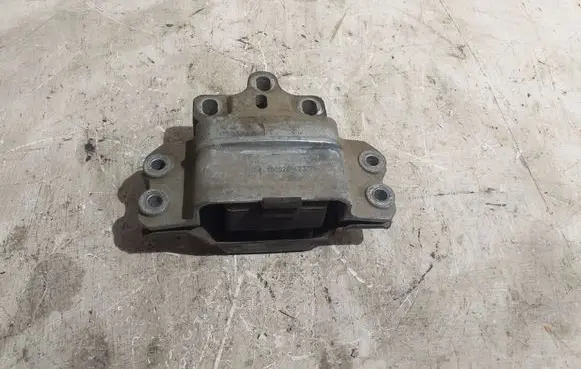 Volkswagen PASSAT B6 Engine mount bracket