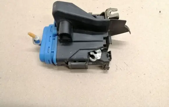 Audi A4 S4 B5 8D Rear door lock 8D0839016A