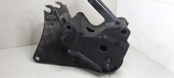 Nissan Primera Engine mount bracket