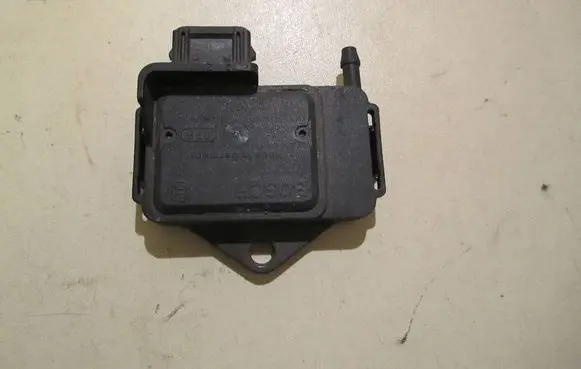 Volkswagen PASSAT B4 Air pressure sensor 3A0906051
